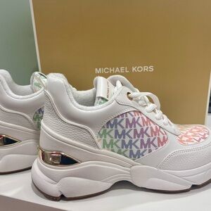 MICHAEL KORS 
PRIDE Katrina Wedge Trainer